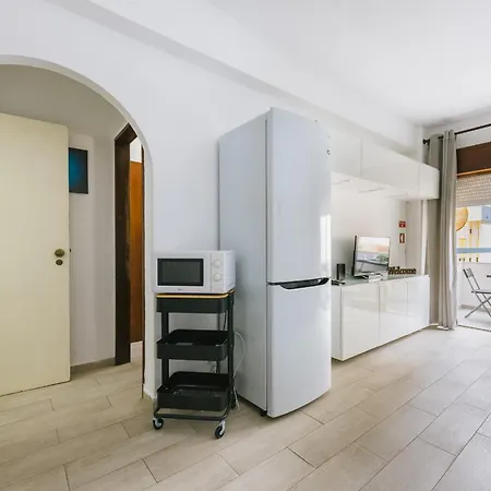Apartment House By Gt House
